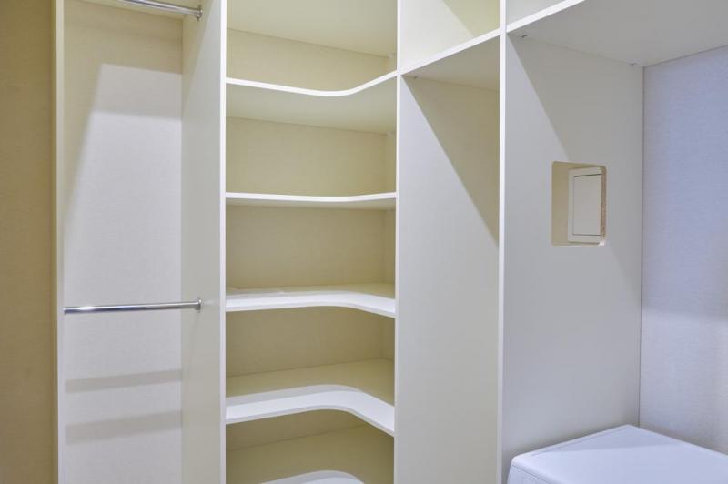 Un dressing sur-mesure aux finitions laqu&eacute;es ou m&eacute;lamin&eacute;es optimise chaque recoin d'une chambre